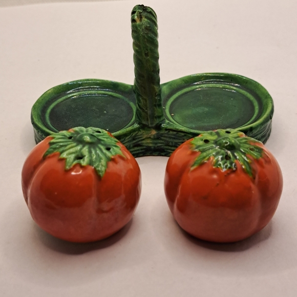 Cute Vintage 1950’s Tomato Salt and Pepper Shakers. - Picture 3 of 6